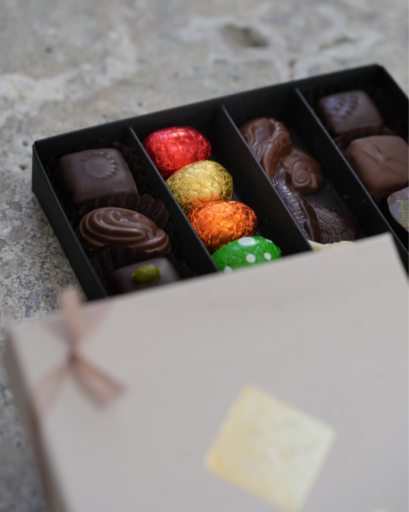 Coffret de chocolats de Pâques avec pralinés et œufs colorés à offrir, Comptoir du Chocolat, Montpellier