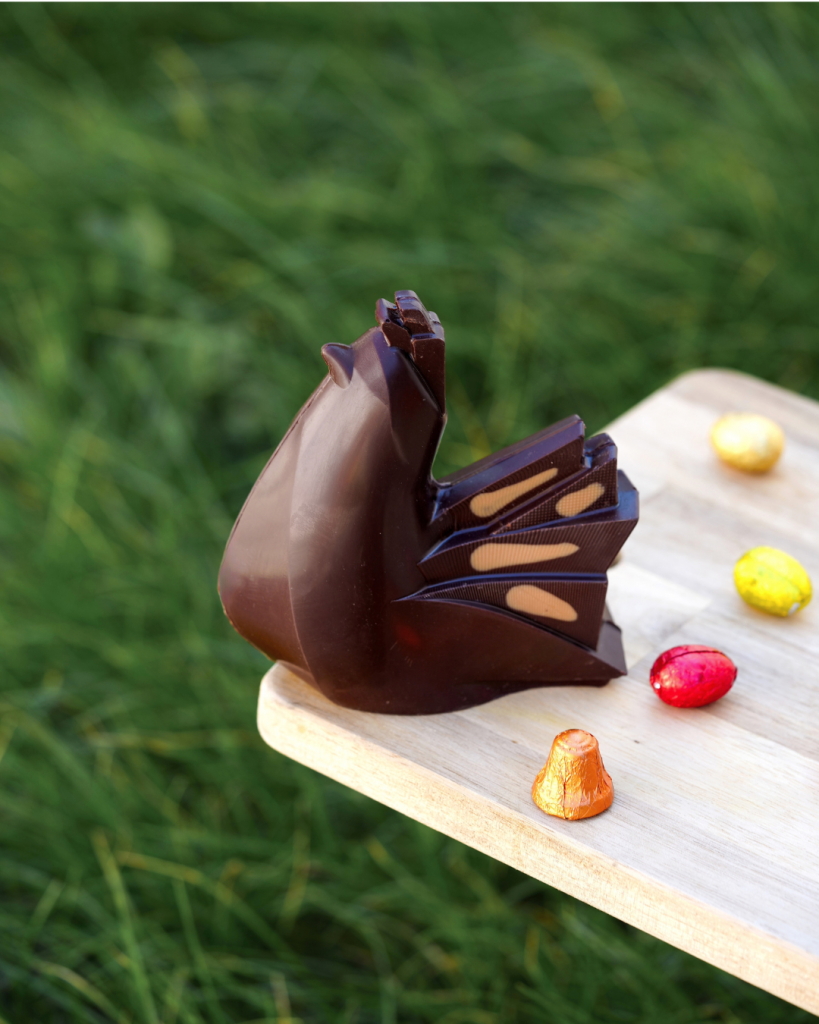Poule en chocolat décorée, Comptoir du Chocolat, Montpellier