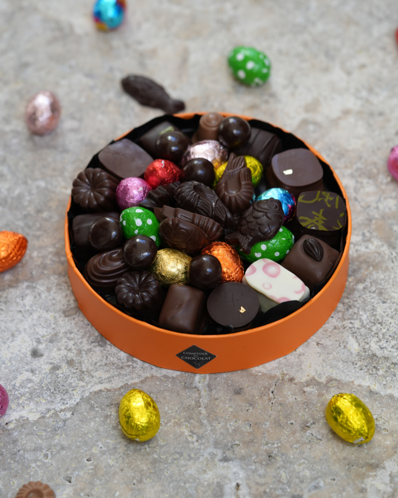 Boîte orange remplie de chocolats variés, Comptoir du Chocolat, Montpellier